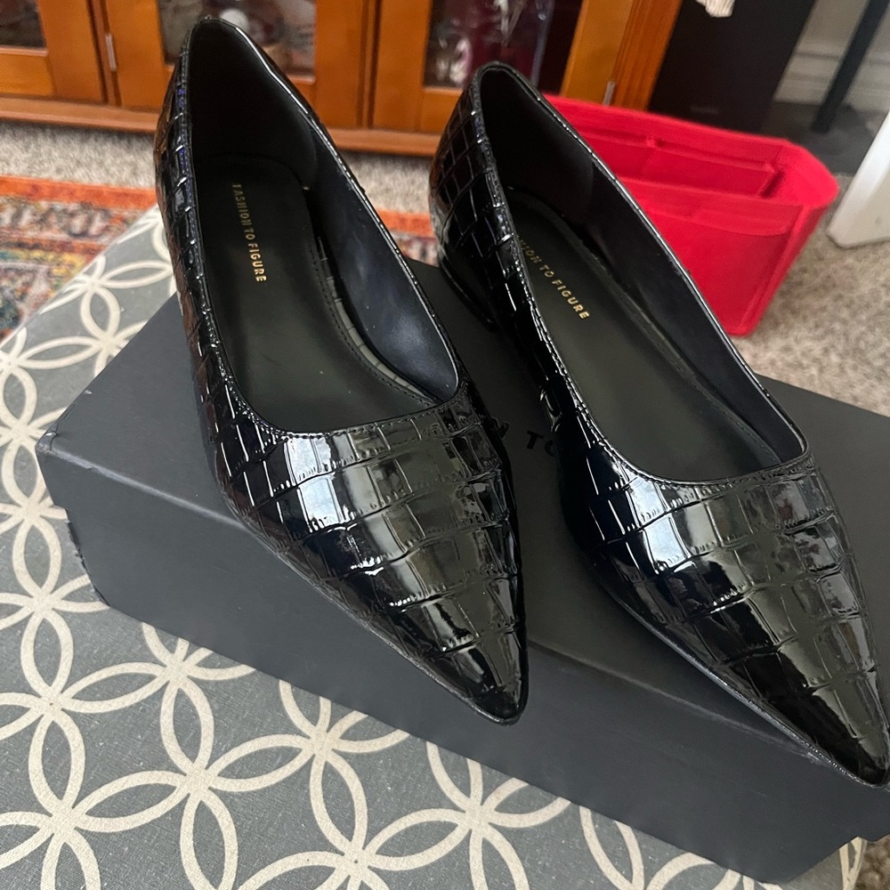 Fashion to figure Black Flats Sleek Patent says 8 fits like a 9 never used